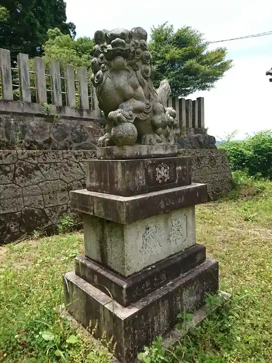 神明神社(村国)の狛犬