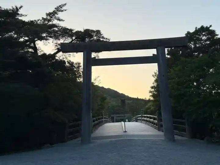 伊勢神宮内宮(皇大神宮)の{uncategorized: "未分類", other: "その他", undefined: "問題あり", building: "その他建物", grave: "お墓", sacred_gate: "鳥居", guardian: "狛犬", statue: "像", buddha: "仏像", history: "歴史", nature: "自然", garden: "庭園", animal: "動物", pagoda: "塔", temizu: "手水舎", mountain_gate: "山門・神門", sanctuary: "本殿・本堂", subordinate: "末社・摂社", art: "芸術", scenery: "景色", jizo: "地蔵", ema: "絵馬", goshuin: "御朱印", omikuji: "おみくじ", items: "授与品その他", amulet: "お守り", goshuincho: "御朱印帳", eats: "食事", festival: "お祭り", votive_dance: "神楽", shichigosan: "七五三参", wedding: "結婚式", experience: "体験その他", initially: "初詣", around: "周辺", anti_infection: "感染症対策"}