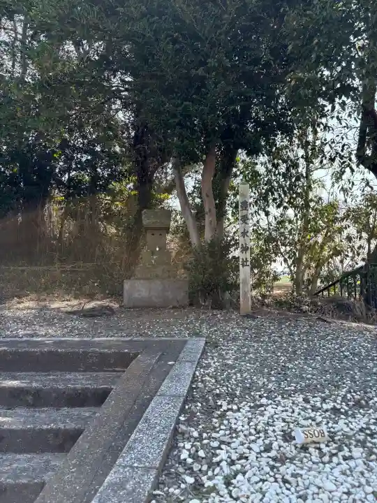 豊受水神社の{uncategorized: "未分類", other: "その他", undefined: "問題あり", building: "その他建物", grave: "お墓", sacred_gate: "鳥居", guardian: "狛犬", statue: "像", buddha: "仏像", history: "歴史", nature: "自然", garden: "庭園", animal: "動物", pagoda: "塔", temizu: "手水舎", mountain_gate: "山門・神門", sanctuary: "本殿・本堂", subordinate: "末社・摂社", art: "芸術", scenery: "景色", jizo: "地蔵", ema: "絵馬", goshuin: "御朱印", omikuji: "おみくじ", items: "授与品その他", amulet: "お守り", goshuincho: "御朱印帳", eats: "食事", festival: "お祭り", votive_dance: "神楽", shichigosan: "七五三参", wedding: "結婚式", experience: "体験その他", initially: "初詣", around: "周辺", anti_infection: "感染症対策"}