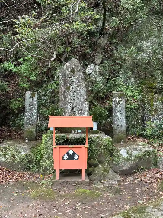 奇絶峡不動明王の{uncategorized: "未分類", other: "その他", undefined: "問題あり", building: "その他建物", grave: "お墓", sacred_gate: "鳥居", guardian: "狛犬", statue: "像", buddha: "仏像", history: "歴史", nature: "自然", garden: "庭園", animal: "動物", pagoda: "塔", temizu: "手水舎", mountain_gate: "山門・神門", sanctuary: "本殿・本堂", subordinate: "末社・摂社", art: "芸術", scenery: "景色", jizo: "地蔵", ema: "絵馬", goshuin: "御朱印", omikuji: "おみくじ", items: "授与品その他", amulet: "お守り", goshuincho: "御朱印帳", eats: "食事", festival: "お祭り", votive_dance: "神楽", shichigosan: "七五三参", wedding: "結婚式", experience: "体験その他", initially: "初詣", around: "周辺", anti_infection: "感染症対策"}