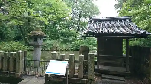 神明社の庭園