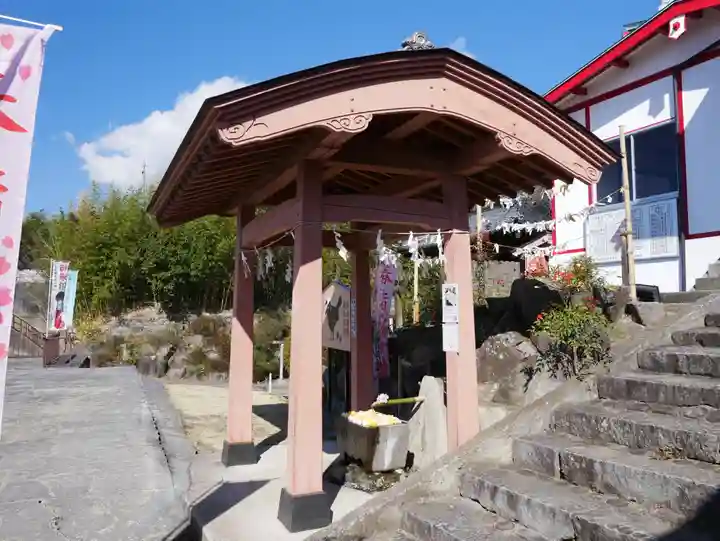 差出磯大嶽山神社 仕事と健康と厄よけの神さまの手水舎