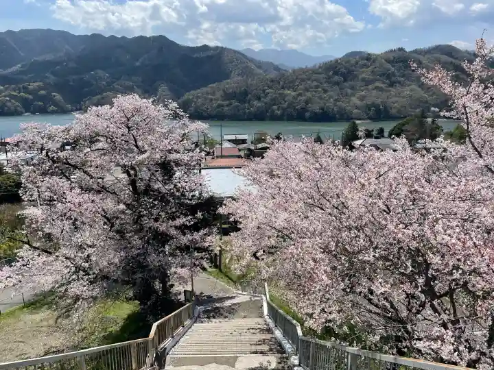 與瀬神社(与瀬神社)の{uncategorized: "未分類", other: "その他", undefined: "問題あり", building: "その他建物", grave: "お墓", sacred_gate: "鳥居", guardian: "狛犬", statue: "像", buddha: "仏像", history: "歴史", nature: "自然", garden: "庭園", animal: "動物", pagoda: "塔", temizu: "手水舎", mountain_gate: "山門・神門", sanctuary: "本殿・本堂", subordinate: "末社・摂社", art: "芸術", scenery: "景色", jizo: "地蔵", ema: "絵馬", goshuin: "御朱印", omikuji: "おみくじ", items: "授与品その他", amulet: "お守り", goshuincho: "御朱印帳", eats: "食事", festival: "お祭り", votive_dance: "神楽", shichigosan: "七五三参", wedding: "結婚式", experience: "体験その他", initially: "初詣", around: "周辺", anti_infection: "感染症対策"}