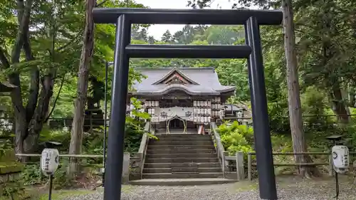 義經神社の鳥居