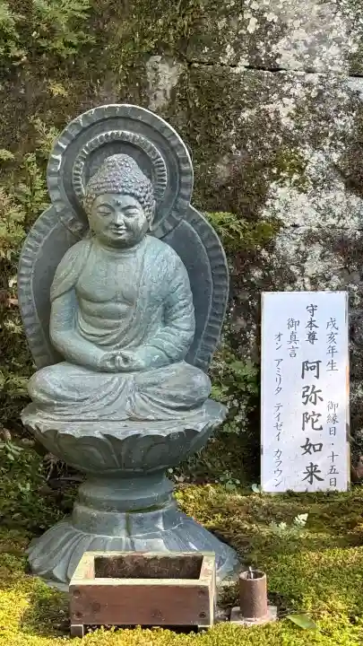 大本山七宝瀧寺の{uncategorized: "未分類", other: "その他", undefined: "問題あり", building: "その他建物", grave: "お墓", sacred_gate: "鳥居", guardian: "狛犬", statue: "像", buddha: "仏像", history: "歴史", nature: "自然", garden: "庭園", animal: "動物", pagoda: "塔", temizu: "手水舎", mountain_gate: "山門・神門", sanctuary: "本殿・本堂", subordinate: "末社・摂社", art: "芸術", scenery: "景色", jizo: "地蔵", ema: "絵馬", goshuin: "御朱印", omikuji: "おみくじ", items: "授与品その他", amulet: "お守り", goshuincho: "御朱印帳", eats: "食事", festival: "お祭り", votive_dance: "神楽", shichigosan: "七五三参", wedding: "結婚式", experience: "体験その他", initially: "初詣", around: "周辺", anti_infection: "感染症対策"}