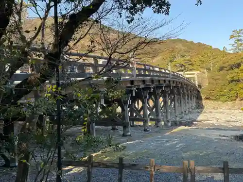 伊勢神宮内宮（皇大神宮）の{uncategorized: "未分類", other: "その他", undefined: "問題あり", building: "その他建物", grave: "お墓", sacred_gate: "鳥居", guardian: "狛犬", statue: "像", buddha: "仏像", history: "歴史", nature: "自然", garden: "庭園", animal: "動物", pagoda: "塔", temizu: "手水舎", mountain_gate: "山門・神門", sanctuary: "本殿・本堂", subordinate: "末社・摂社", art: "芸術", scenery: "景色", jizo: "地蔵", ema: "絵馬", goshuin: "御朱印", omikuji: "おみくじ", items: "授与品その他", amulet: "お守り", goshuincho: "御朱印帳", eats: "食事", festival: "お祭り", votive_dance: "神楽", shichigosan: "七五三参", wedding: "結婚式", experience: "体験その他", initially: "初詣", around: "周辺", anti_infection: "感染症対策"}