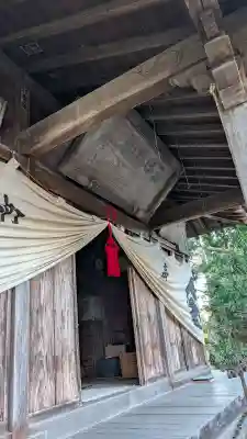三日月神社の{uncategorized: "未分類", other: "その他", undefined: "問題あり", building: "その他建物", grave: "お墓", sacred_gate: "鳥居", guardian: "狛犬", statue: "像", buddha: "仏像", history: "歴史", nature: "自然", garden: "庭園", animal: "動物", pagoda: "塔", temizu: "手水舎", mountain_gate: "山門・神門", sanctuary: "本殿・本堂", subordinate: "末社・摂社", art: "芸術", scenery: "景色", jizo: "地蔵", ema: "絵馬", goshuin: "御朱印", omikuji: "おみくじ", items: "授与品その他", amulet: "お守り", goshuincho: "御朱印帳", eats: "食事", festival: "お祭り", votive_dance: "神楽", shichigosan: "七五三参", wedding: "結婚式", experience: "体験その他", initially: "初詣", around: "周辺", anti_infection: "感染症対策"}