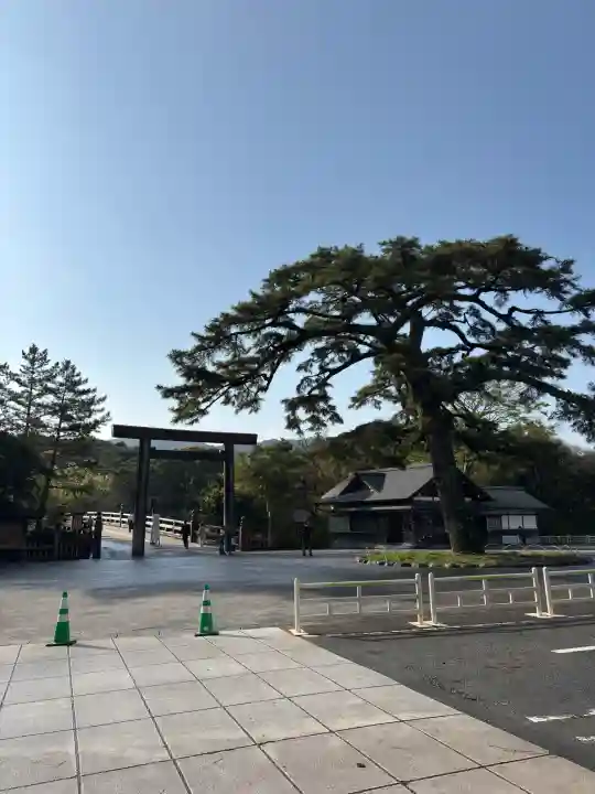 伊勢神宮内宮(皇大神宮)の{uncategorized: "未分類", other: "その他", undefined: "問題あり", building: "その他建物", grave: "お墓", sacred_gate: "鳥居", guardian: "狛犬", statue: "像", buddha: "仏像", history: "歴史", nature: "自然", garden: "庭園", animal: "動物", pagoda: "塔", temizu: "手水舎", mountain_gate: "山門・神門", sanctuary: "本殿・本堂", subordinate: "末社・摂社", art: "芸術", scenery: "景色", jizo: "地蔵", ema: "絵馬", goshuin: "御朱印", omikuji: "おみくじ", items: "授与品その他", amulet: "お守り", goshuincho: "御朱印帳", eats: "食事", festival: "お祭り", votive_dance: "神楽", shichigosan: "七五三参", wedding: "結婚式", experience: "体験その他", initially: "初詣", around: "周辺", anti_infection: "感染症対策"}