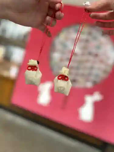 湯倉神社の{uncategorized: "未分類", other: "その他", undefined: "問題あり", building: "その他建物", grave: "お墓", sacred_gate: "鳥居", guardian: "狛犬", statue: "像", buddha: "仏像", history: "歴史", nature: "自然", garden: "庭園", animal: "動物", pagoda: "塔", temizu: "手水舎", mountain_gate: "山門・神門", sanctuary: "本殿・本堂", subordinate: "末社・摂社", art: "芸術", scenery: "景色", jizo: "地蔵", ema: "絵馬", goshuin: "御朱印", omikuji: "おみくじ", items: "授与品その他", amulet: "お守り", goshuincho: "御朱印帳", eats: "食事", festival: "お祭り", votive_dance: "神楽", shichigosan: "七五三参", wedding: "結婚式", experience: "体験その他", initially: "初詣", around: "周辺", anti_infection: "感染症対策"}