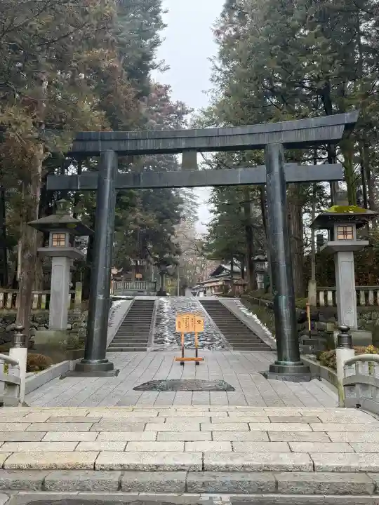 諏訪大社下社秋宮の{uncategorized: "未分類", other: "その他", undefined: "問題あり", building: "その他建物", grave: "お墓", sacred_gate: "鳥居", guardian: "狛犬", statue: "像", buddha: "仏像", history: "歴史", nature: "自然", garden: "庭園", animal: "動物", pagoda: "塔", temizu: "手水舎", mountain_gate: "山門・神門", sanctuary: "本殿・本堂", subordinate: "末社・摂社", art: "芸術", scenery: "景色", jizo: "地蔵", ema: "絵馬", goshuin: "御朱印", omikuji: "おみくじ", items: "授与品その他", amulet: "お守り", goshuincho: "御朱印帳", eats: "食事", festival: "お祭り", votive_dance: "神楽", shichigosan: "七五三参", wedding: "結婚式", experience: "体験その他", initially: "初詣", around: "周辺", anti_infection: "感染症対策"}