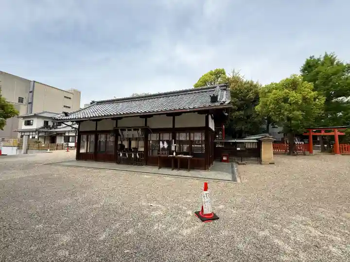 率川神社(大神神社摂社)の{uncategorized: "未分類", other: "その他", undefined: "問題あり", building: "その他建物", grave: "お墓", sacred_gate: "鳥居", guardian: "狛犬", statue: "像", buddha: "仏像", history: "歴史", nature: "自然", garden: "庭園", animal: "動物", pagoda: "塔", temizu: "手水舎", mountain_gate: "山門・神門", sanctuary: "本殿・本堂", subordinate: "末社・摂社", art: "芸術", scenery: "景色", jizo: "地蔵", ema: "絵馬", goshuin: "御朱印", omikuji: "おみくじ", items: "授与品その他", amulet: "お守り", goshuincho: "御朱印帳", eats: "食事", festival: "お祭り", votive_dance: "神楽", shichigosan: "七五三参", wedding: "結婚式", experience: "体験その他", initially: "初詣", around: "周辺", anti_infection: "感染症対策"}