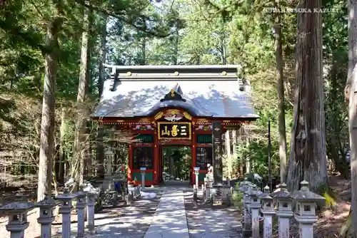 三峯神社の山門