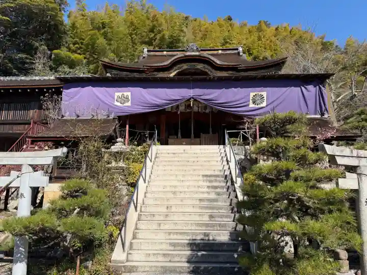 竹生島神社(都久夫須麻神社)の{uncategorized: "未分類", other: "その他", undefined: "問題あり", building: "その他建物", grave: "お墓", sacred_gate: "鳥居", guardian: "狛犬", statue: "像", buddha: "仏像", history: "歴史", nature: "自然", garden: "庭園", animal: "動物", pagoda: "塔", temizu: "手水舎", mountain_gate: "山門・神門", sanctuary: "本殿・本堂", subordinate: "末社・摂社", art: "芸術", scenery: "景色", jizo: "地蔵", ema: "絵馬", goshuin: "御朱印", omikuji: "おみくじ", items: "授与品その他", amulet: "お守り", goshuincho: "御朱印帳", eats: "食事", festival: "お祭り", votive_dance: "神楽", shichigosan: "七五三参", wedding: "結婚式", experience: "体験その他", initially: "初詣", around: "周辺", anti_infection: "感染症対策"}