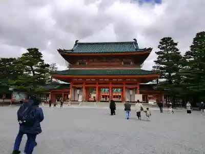 平安神宮の{uncategorized: "未分類", other: "その他", undefined: "問題あり", building: "その他建物", grave: "お墓", sacred_gate: "鳥居", guardian: "狛犬", statue: "像", buddha: "仏像", history: "歴史", nature: "自然", garden: "庭園", animal: "動物", pagoda: "塔", temizu: "手水舎", mountain_gate: "山門・神門", sanctuary: "本殿・本堂", subordinate: "末社・摂社", art: "芸術", scenery: "景色", jizo: "地蔵", ema: "絵馬", goshuin: "御朱印", omikuji: "おみくじ", items: "授与品その他", amulet: "お守り", goshuincho: "御朱印帳", eats: "食事", festival: "お祭り", votive_dance: "神楽", shichigosan: "七五三参", wedding: "結婚式", experience: "体験その他", initially: "初詣", around: "周辺", anti_infection: "感染症対策"}