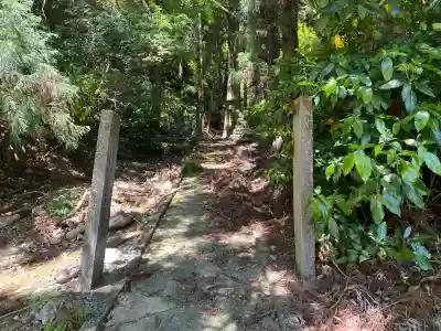 杉本神社の{uncategorized: "未分類", other: "その他", undefined: "問題あり", building: "その他建物", grave: "お墓", sacred_gate: "鳥居", guardian: "狛犬", statue: "像", buddha: "仏像", history: "歴史", nature: "自然", garden: "庭園", animal: "動物", pagoda: "塔", temizu: "手水舎", mountain_gate: "山門・神門", sanctuary: "本殿・本堂", subordinate: "末社・摂社", art: "芸術", scenery: "景色", jizo: "地蔵", ema: "絵馬", goshuin: "御朱印", omikuji: "おみくじ", items: "授与品その他", amulet: "お守り", goshuincho: "御朱印帳", eats: "食事", festival: "お祭り", votive_dance: "神楽", shichigosan: "七五三参", wedding: "結婚式", experience: "体験その他", initially: "初詣", around: "周辺", anti_infection: "感染症対策"}