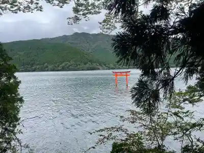 九頭龍神社本宮の{uncategorized: "未分類", other: "その他", undefined: "問題あり", building: "その他建物", grave: "お墓", sacred_gate: "鳥居", guardian: "狛犬", statue: "像", buddha: "仏像", history: "歴史", nature: "自然", garden: "庭園", animal: "動物", pagoda: "塔", temizu: "手水舎", mountain_gate: "山門・神門", sanctuary: "本殿・本堂", subordinate: "末社・摂社", art: "芸術", scenery: "景色", jizo: "地蔵", ema: "絵馬", goshuin: "御朱印", omikuji: "おみくじ", items: "授与品その他", amulet: "お守り", goshuincho: "御朱印帳", eats: "食事", festival: "お祭り", votive_dance: "神楽", shichigosan: "七五三参", wedding: "結婚式", experience: "体験その他", initially: "初詣", around: "周辺", anti_infection: "感染症対策"}