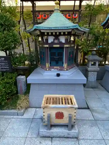 三囲神社銀座摂社の{uncategorized: "未分類", other: "その他", undefined: "問題あり", building: "その他建物", grave: "お墓", sacred_gate: "鳥居", guardian: "狛犬", statue: "像", buddha: "仏像", history: "歴史", nature: "自然", garden: "庭園", animal: "動物", pagoda: "塔", temizu: "手水舎", mountain_gate: "山門・神門", sanctuary: "本殿・本堂", subordinate: "末社・摂社", art: "芸術", scenery: "景色", jizo: "地蔵", ema: "絵馬", goshuin: "御朱印", omikuji: "おみくじ", items: "授与品その他", amulet: "お守り", goshuincho: "御朱印帳", eats: "食事", festival: "お祭り", votive_dance: "神楽", shichigosan: "七五三参", wedding: "結婚式", experience: "体験その他", initially: "初詣", around: "周辺", anti_infection: "感染症対策"}