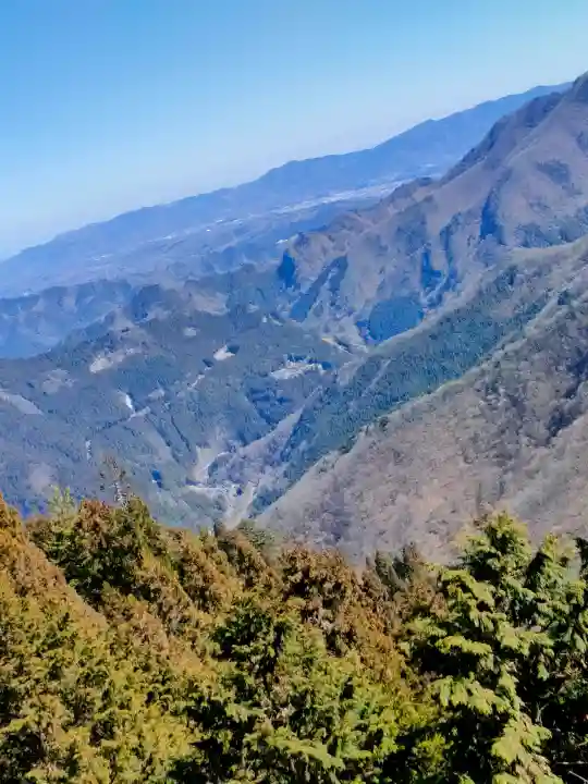 三峯神社の{uncategorized: "未分類", other: "その他", undefined: "問題あり", building: "その他建物", grave: "お墓", sacred_gate: "鳥居", guardian: "狛犬", statue: "像", buddha: "仏像", history: "歴史", nature: "自然", garden: "庭園", animal: "動物", pagoda: "塔", temizu: "手水舎", mountain_gate: "山門・神門", sanctuary: "本殿・本堂", subordinate: "末社・摂社", art: "芸術", scenery: "景色", jizo: "地蔵", ema: "絵馬", goshuin: "御朱印", omikuji: "おみくじ", items: "授与品その他", amulet: "お守り", goshuincho: "御朱印帳", eats: "食事", festival: "お祭り", votive_dance: "神楽", shichigosan: "七五三参", wedding: "結婚式", experience: "体験その他", initially: "初詣", around: "周辺", anti_infection: "感染症対策"}