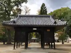 素盞嗚神社の山門