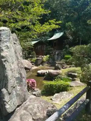礒宮八幡神社の{uncategorized: "未分類", other: "その他", undefined: "問題あり", building: "その他建物", grave: "お墓", sacred_gate: "鳥居", guardian: "狛犬", statue: "像", buddha: "仏像", history: "歴史", nature: "自然", garden: "庭園", animal: "動物", pagoda: "塔", temizu: "手水舎", mountain_gate: "山門・神門", sanctuary: "本殿・本堂", subordinate: "末社・摂社", art: "芸術", scenery: "景色", jizo: "地蔵", ema: "絵馬", goshuin: "御朱印", omikuji: "おみくじ", items: "授与品その他", amulet: "お守り", goshuincho: "御朱印帳", eats: "食事", festival: "お祭り", votive_dance: "神楽", shichigosan: "七五三参", wedding: "結婚式", experience: "体験その他", initially: "初詣", around: "周辺", anti_infection: "感染症対策"}