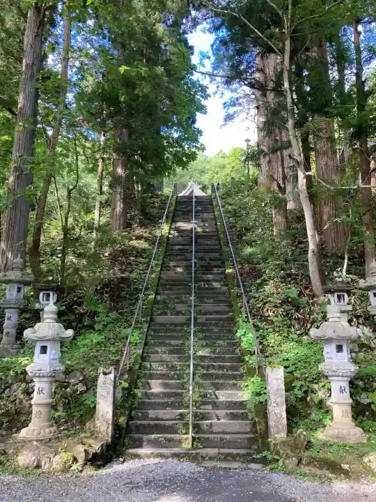 戸隠神社中社の{uncategorized: "未分類", other: "その他", undefined: "問題あり", building: "その他建物", grave: "お墓", sacred_gate: "鳥居", guardian: "狛犬", statue: "像", buddha: "仏像", history: "歴史", nature: "自然", garden: "庭園", animal: "動物", pagoda: "塔", temizu: "手水舎", mountain_gate: "山門・神門", sanctuary: "本殿・本堂", subordinate: "末社・摂社", art: "芸術", scenery: "景色", jizo: "地蔵", ema: "絵馬", goshuin: "御朱印", omikuji: "おみくじ", items: "授与品その他", amulet: "お守り", goshuincho: "御朱印帳", eats: "食事", festival: "お祭り", votive_dance: "神楽", shichigosan: "七五三参", wedding: "結婚式", experience: "体験その他", initially: "初詣", around: "周辺", anti_infection: "感染症対策"}