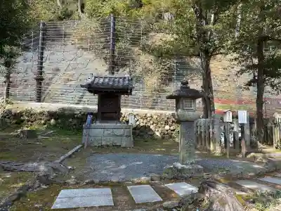 月読神社（松尾大社摂社）の{uncategorized: "未分類", other: "その他", undefined: "問題あり", building: "その他建物", grave: "お墓", sacred_gate: "鳥居", guardian: "狛犬", statue: "像", buddha: "仏像", history: "歴史", nature: "自然", garden: "庭園", animal: "動物", pagoda: "塔", temizu: "手水舎", mountain_gate: "山門・神門", sanctuary: "本殿・本堂", subordinate: "末社・摂社", art: "芸術", scenery: "景色", jizo: "地蔵", ema: "絵馬", goshuin: "御朱印", omikuji: "おみくじ", items: "授与品その他", amulet: "お守り", goshuincho: "御朱印帳", eats: "食事", festival: "お祭り", votive_dance: "神楽", shichigosan: "七五三参", wedding: "結婚式", experience: "体験その他", initially: "初詣", around: "周辺", anti_infection: "感染症対策"}