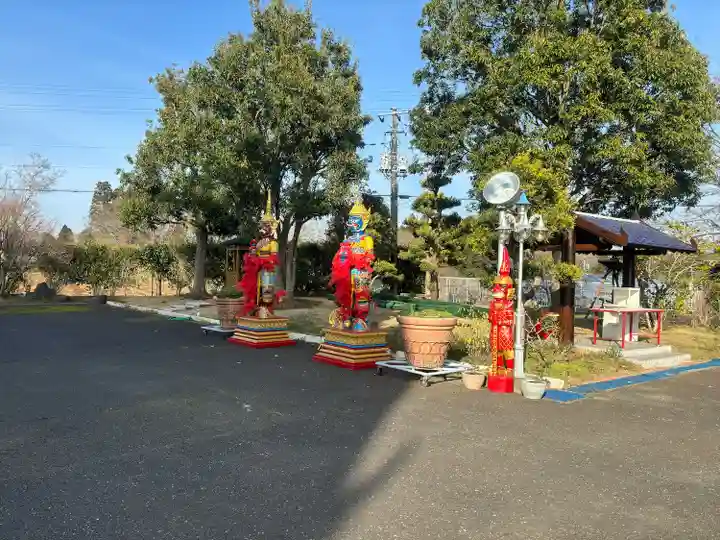 ワットパクナム日本別院の像