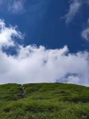 月山神社本宮の周辺