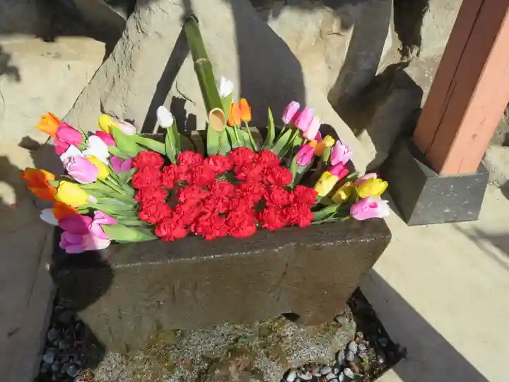 差出磯大嶽山神社 仕事と健康と厄よけの神さまの手水舎