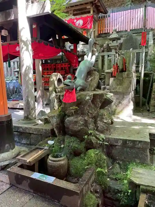 伏見稲荷大社 御膳谷奉拝所の{uncategorized: "未分類", other: "その他", undefined: "問題あり", building: "その他建物", grave: "お墓", sacred_gate: "鳥居", guardian: "狛犬", statue: "像", buddha: "仏像", history: "歴史", nature: "自然", garden: "庭園", animal: "動物", pagoda: "塔", temizu: "手水舎", mountain_gate: "山門・神門", sanctuary: "本殿・本堂", subordinate: "末社・摂社", art: "芸術", scenery: "景色", jizo: "地蔵", ema: "絵馬", goshuin: "御朱印", omikuji: "おみくじ", items: "授与品その他", amulet: "お守り", goshuincho: "御朱印帳", eats: "食事", festival: "お祭り", votive_dance: "神楽", shichigosan: "七五三参", wedding: "結婚式", experience: "体験その他", initially: "初詣", around: "周辺", anti_infection: "感染症対策"}