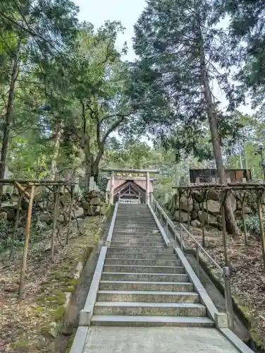 眞名井神社（籠神社奥宮）の{uncategorized: "未分類", other: "その他", undefined: "問題あり", building: "その他建物", grave: "お墓", sacred_gate: "鳥居", guardian: "狛犬", statue: "像", buddha: "仏像", history: "歴史", nature: "自然", garden: "庭園", animal: "動物", pagoda: "塔", temizu: "手水舎", mountain_gate: "山門・神門", sanctuary: "本殿・本堂", subordinate: "末社・摂社", art: "芸術", scenery: "景色", jizo: "地蔵", ema: "絵馬", goshuin: "御朱印", omikuji: "おみくじ", items: "授与品その他", amulet: "お守り", goshuincho: "御朱印帳", eats: "食事", festival: "お祭り", votive_dance: "神楽", shichigosan: "七五三参", wedding: "結婚式", experience: "体験その他", initially: "初詣", around: "周辺", anti_infection: "感染症対策"}