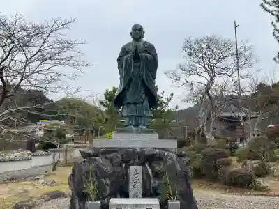 立泉寺の{uncategorized: "未分類", other: "その他", undefined: "問題あり", building: "その他建物", grave: "お墓", sacred_gate: "鳥居", guardian: "狛犬", statue: "像", buddha: "仏像", history: "歴史", nature: "自然", garden: "庭園", animal: "動物", pagoda: "塔", temizu: "手水舎", mountain_gate: "山門・神門", sanctuary: "本殿・本堂", subordinate: "末社・摂社", art: "芸術", scenery: "景色", jizo: "地蔵", ema: "絵馬", goshuin: "御朱印", omikuji: "おみくじ", items: "授与品その他", amulet: "お守り", goshuincho: "御朱印帳", eats: "食事", festival: "お祭り", votive_dance: "神楽", shichigosan: "七五三参", wedding: "結婚式", experience: "体験その他", initially: "初詣", around: "周辺", anti_infection: "感染症対策"}
