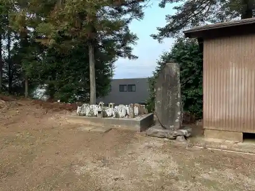 鷹日神社の{uncategorized: "未分類", other: "その他", undefined: "問題あり", building: "その他建物", grave: "お墓", sacred_gate: "鳥居", guardian: "狛犬", statue: "像", buddha: "仏像", history: "歴史", nature: "自然", garden: "庭園", animal: "動物", pagoda: "塔", temizu: "手水舎", mountain_gate: "山門・神門", sanctuary: "本殿・本堂", subordinate: "末社・摂社", art: "芸術", scenery: "景色", jizo: "地蔵", ema: "絵馬", goshuin: "御朱印", omikuji: "おみくじ", items: "授与品その他", amulet: "お守り", goshuincho: "御朱印帳", eats: "食事", festival: "お祭り", votive_dance: "神楽", shichigosan: "七五三参", wedding: "結婚式", experience: "体験その他", initially: "初詣", around: "周辺", anti_infection: "感染症対策"}