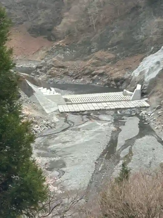 三峯神社の{uncategorized: "未分類", other: "その他", undefined: "問題あり", building: "その他建物", grave: "お墓", sacred_gate: "鳥居", guardian: "狛犬", statue: "像", buddha: "仏像", history: "歴史", nature: "自然", garden: "庭園", animal: "動物", pagoda: "塔", temizu: "手水舎", mountain_gate: "山門・神門", sanctuary: "本殿・本堂", subordinate: "末社・摂社", art: "芸術", scenery: "景色", jizo: "地蔵", ema: "絵馬", goshuin: "御朱印", omikuji: "おみくじ", items: "授与品その他", amulet: "お守り", goshuincho: "御朱印帳", eats: "食事", festival: "お祭り", votive_dance: "神楽", shichigosan: "七五三参", wedding: "結婚式", experience: "体験その他", initially: "初詣", around: "周辺", anti_infection: "感染症対策"}