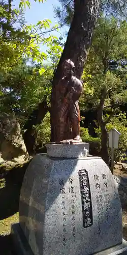 北見神社の像