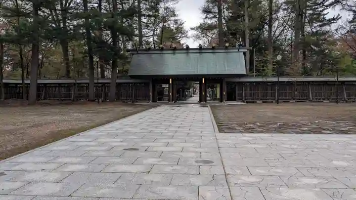 帯廣神社の山門・神門