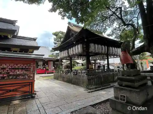 満足稲荷神社の庭園