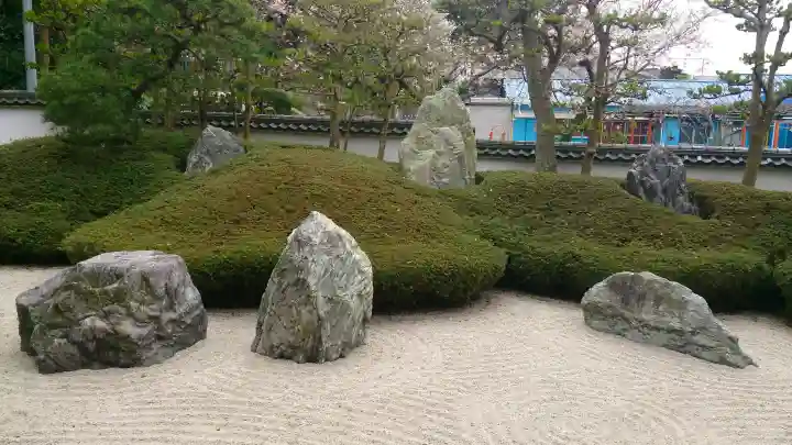 光明寺の{uncategorized: "未分類", other: "その他", undefined: "問題あり", building: "その他建物", grave: "お墓", sacred_gate: "鳥居", guardian: "狛犬", statue: "像", buddha: "仏像", history: "歴史", nature: "自然", garden: "庭園", animal: "動物", pagoda: "塔", temizu: "手水舎", mountain_gate: "山門・神門", sanctuary: "本殿・本堂", subordinate: "末社・摂社", art: "芸術", scenery: "景色", jizo: "地蔵", ema: "絵馬", goshuin: "御朱印", omikuji: "おみくじ", items: "授与品その他", amulet: "お守り", goshuincho: "御朱印帳", eats: "食事", festival: "お祭り", votive_dance: "神楽", shichigosan: "七五三参", wedding: "結婚式", experience: "体験その他", initially: "初詣", around: "周辺", anti_infection: "感染症対策"}