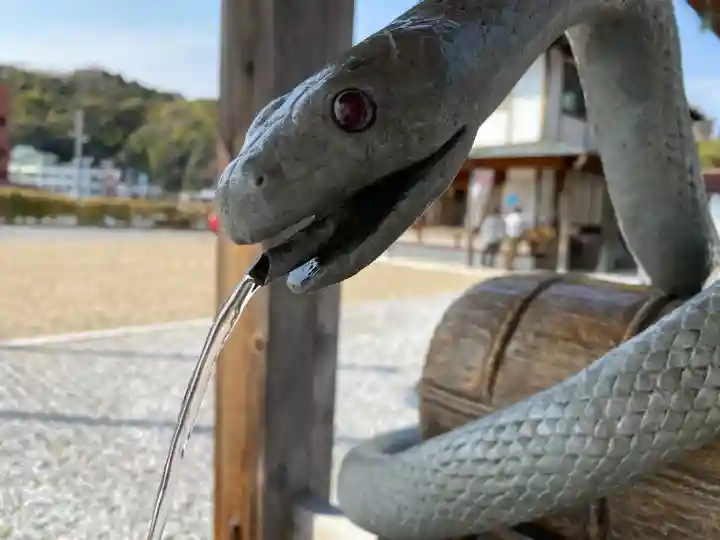 岩国白蛇神社の{uncategorized: "未分類", other: "その他", undefined: "問題あり", building: "その他建物", grave: "お墓", sacred_gate: "鳥居", guardian: "狛犬", statue: "像", buddha: "仏像", history: "歴史", nature: "自然", garden: "庭園", animal: "動物", pagoda: "塔", temizu: "手水舎", mountain_gate: "山門・神門", sanctuary: "本殿・本堂", subordinate: "末社・摂社", art: "芸術", scenery: "景色", jizo: "地蔵", ema: "絵馬", goshuin: "御朱印", omikuji: "おみくじ", items: "授与品その他", amulet: "お守り", goshuincho: "御朱印帳", eats: "食事", festival: "お祭り", votive_dance: "神楽", shichigosan: "七五三参", wedding: "結婚式", experience: "体験その他", initially: "初詣", around: "周辺", anti_infection: "感染症対策"}