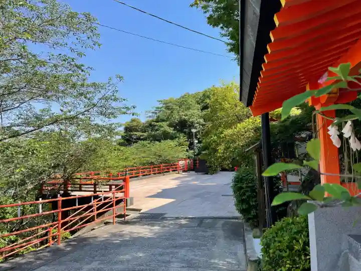 御館山稲荷神社の{uncategorized: "未分類", other: "その他", undefined: "問題あり", building: "その他建物", grave: "お墓", sacred_gate: "鳥居", guardian: "狛犬", statue: "像", buddha: "仏像", history: "歴史", nature: "自然", garden: "庭園", animal: "動物", pagoda: "塔", temizu: "手水舎", mountain_gate: "山門・神門", sanctuary: "本殿・本堂", subordinate: "末社・摂社", art: "芸術", scenery: "景色", jizo: "地蔵", ema: "絵馬", goshuin: "御朱印", omikuji: "おみくじ", items: "授与品その他", amulet: "お守り", goshuincho: "御朱印帳", eats: "食事", festival: "お祭り", votive_dance: "神楽", shichigosan: "七五三参", wedding: "結婚式", experience: "体験その他", initially: "初詣", around: "周辺", anti_infection: "感染症対策"}