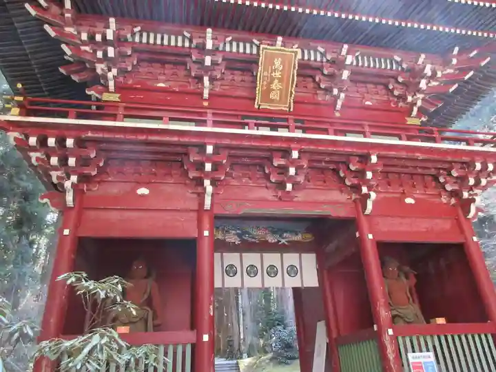 御岩神社の山門・神門