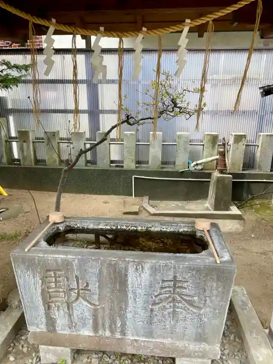 胡録神社の{uncategorized: "未分類", other: "その他", undefined: "問題あり", building: "その他建物", grave: "お墓", sacred_gate: "鳥居", guardian: "狛犬", statue: "像", buddha: "仏像", history: "歴史", nature: "自然", garden: "庭園", animal: "動物", pagoda: "塔", temizu: "手水舎", mountain_gate: "山門・神門", sanctuary: "本殿・本堂", subordinate: "末社・摂社", art: "芸術", scenery: "景色", jizo: "地蔵", ema: "絵馬", goshuin: "御朱印", omikuji: "おみくじ", items: "授与品その他", amulet: "お守り", goshuincho: "御朱印帳", eats: "食事", festival: "お祭り", votive_dance: "神楽", shichigosan: "七五三参", wedding: "結婚式", experience: "体験その他", initially: "初詣", around: "周辺", anti_infection: "感染症対策"}