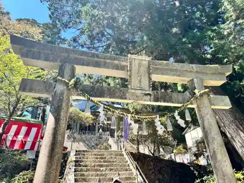 玉置神社の{uncategorized: "未分類", other: "その他", undefined: "問題あり", building: "その他建物", grave: "お墓", sacred_gate: "鳥居", guardian: "狛犬", statue: "像", buddha: "仏像", history: "歴史", nature: "自然", garden: "庭園", animal: "動物", pagoda: "塔", temizu: "手水舎", mountain_gate: "山門・神門", sanctuary: "本殿・本堂", subordinate: "末社・摂社", art: "芸術", scenery: "景色", jizo: "地蔵", ema: "絵馬", goshuin: "御朱印", omikuji: "おみくじ", items: "授与品その他", amulet: "お守り", goshuincho: "御朱印帳", eats: "食事", festival: "お祭り", votive_dance: "神楽", shichigosan: "七五三参", wedding: "結婚式", experience: "体験その他", initially: "初詣", around: "周辺", anti_infection: "感染症対策"}