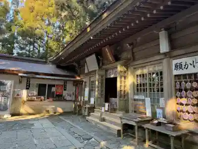砥鹿神社(里宮)の{uncategorized: "未分類", other: "その他", undefined: "問題あり", building: "その他建物", grave: "お墓", sacred_gate: "鳥居", guardian: "狛犬", statue: "像", buddha: "仏像", history: "歴史", nature: "自然", garden: "庭園", animal: "動物", pagoda: "塔", temizu: "手水舎", mountain_gate: "山門・神門", sanctuary: "本殿・本堂", subordinate: "末社・摂社", art: "芸術", scenery: "景色", jizo: "地蔵", ema: "絵馬", goshuin: "御朱印", omikuji: "おみくじ", items: "授与品その他", amulet: "お守り", goshuincho: "御朱印帳", eats: "食事", festival: "お祭り", votive_dance: "神楽", shichigosan: "七五三参", wedding: "結婚式", experience: "体験その他", initially: "初詣", around: "周辺", anti_infection: "感染症対策"}