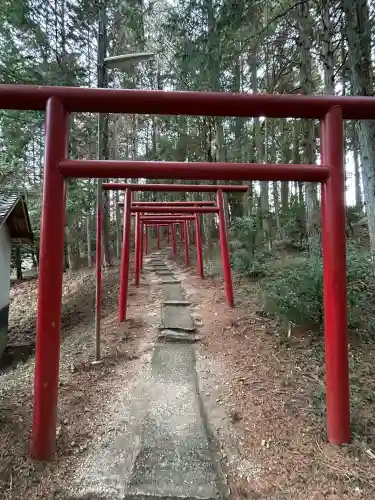 荷機稲荷神社の{uncategorized: "未分類", other: "その他", undefined: "問題あり", building: "その他建物", grave: "お墓", sacred_gate: "鳥居", guardian: "狛犬", statue: "像", buddha: "仏像", history: "歴史", nature: "自然", garden: "庭園", animal: "動物", pagoda: "塔", temizu: "手水舎", mountain_gate: "山門・神門", sanctuary: "本殿・本堂", subordinate: "末社・摂社", art: "芸術", scenery: "景色", jizo: "地蔵", ema: "絵馬", goshuin: "御朱印", omikuji: "おみくじ", items: "授与品その他", amulet: "お守り", goshuincho: "御朱印帳", eats: "食事", festival: "お祭り", votive_dance: "神楽", shichigosan: "七五三参", wedding: "結婚式", experience: "体験その他", initially: "初詣", around: "周辺", anti_infection: "感染症対策"}