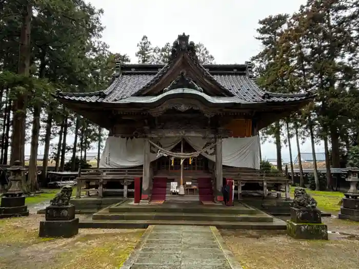 守りの神　藤基神社の本殿