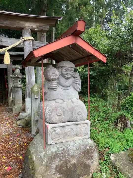 箒根神社高清水遥拝殿の像