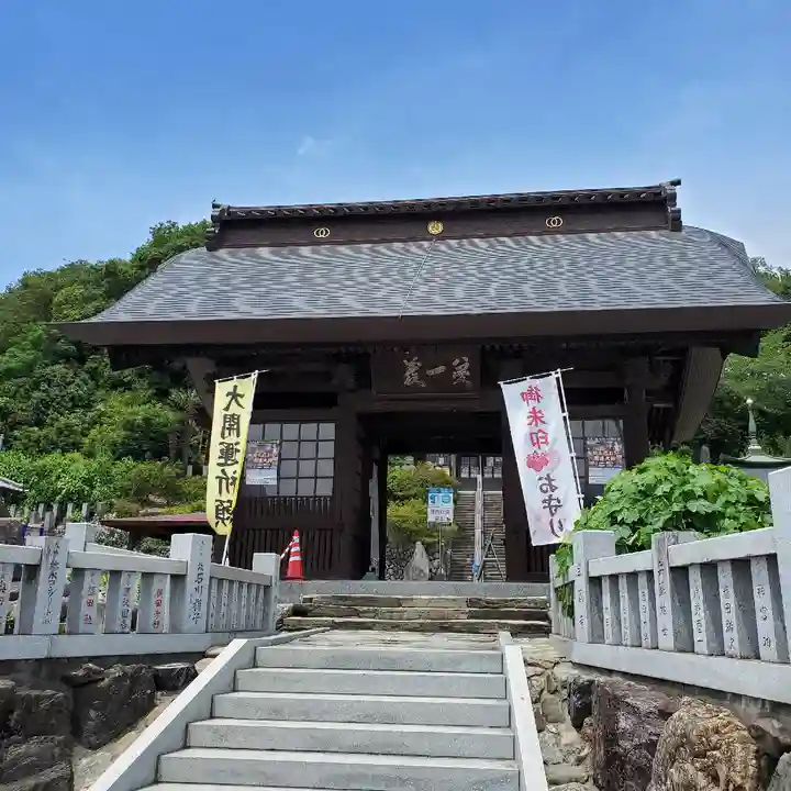 埼玉厄除け開運大師・龍泉寺(切り絵御朱印発祥の寺)の山門・神門