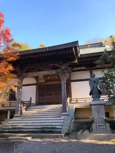 充行院の山門