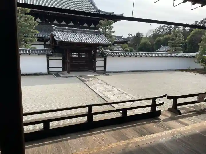相国寺(相国承天禅寺)の{uncategorized: "未分類", other: "その他", undefined: "問題あり", building: "その他建物", grave: "お墓", sacred_gate: "鳥居", guardian: "狛犬", statue: "像", buddha: "仏像", history: "歴史", nature: "自然", garden: "庭園", animal: "動物", pagoda: "塔", temizu: "手水舎", mountain_gate: "山門・神門", sanctuary: "本殿・本堂", subordinate: "末社・摂社", art: "芸術", scenery: "景色", jizo: "地蔵", ema: "絵馬", goshuin: "御朱印", omikuji: "おみくじ", items: "授与品その他", amulet: "お守り", goshuincho: "御朱印帳", eats: "食事", festival: "お祭り", votive_dance: "神楽", shichigosan: "七五三参", wedding: "結婚式", experience: "体験その他", initially: "初詣", around: "周辺", anti_infection: "感染症対策"}